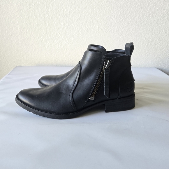 UGG Aureo Black Smooth Leather Ankle Zipper-Up Booties Size 8 - Picture 1 of 16